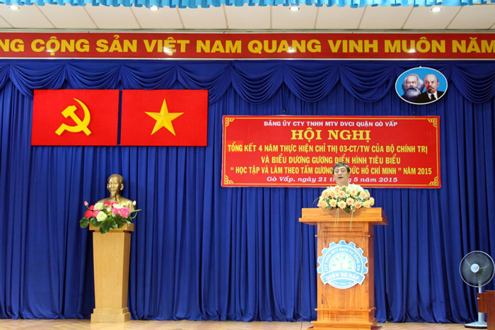l&atilde;nh đạo quận ủy ph&aacute;t biểu chỉ đạo tại hộinghị