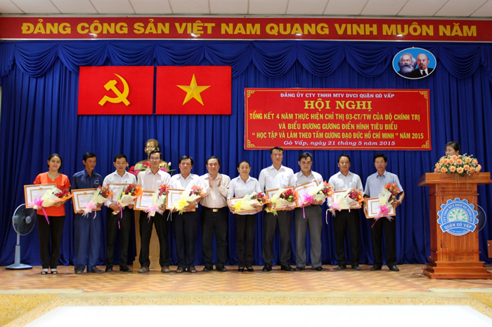 trao giấy khen choc&aacute;c tập thể v&agrave; c&aacute; nh&acirc;n điển h&igrave;nh ti&ecirc;u biểu